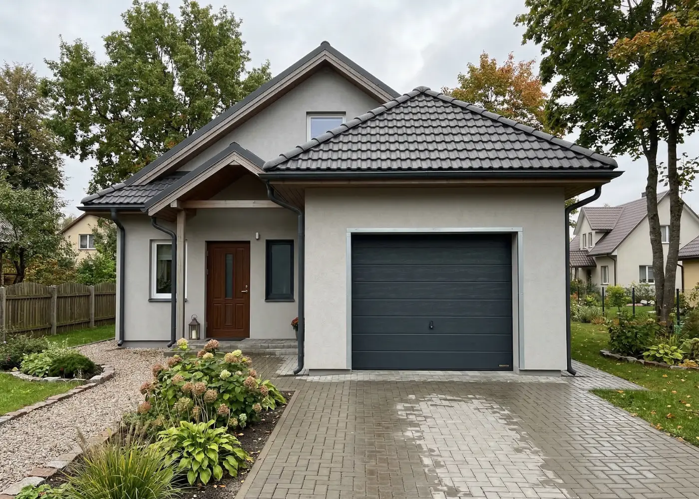 Tamsios garažo durys prie privataus namo